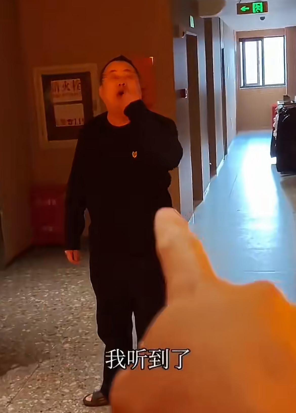 胖仙男打呼噜影响了下铺的男子，都住青旅了，还有啥好讲究的？这个胖仙男晚上打呼厉害