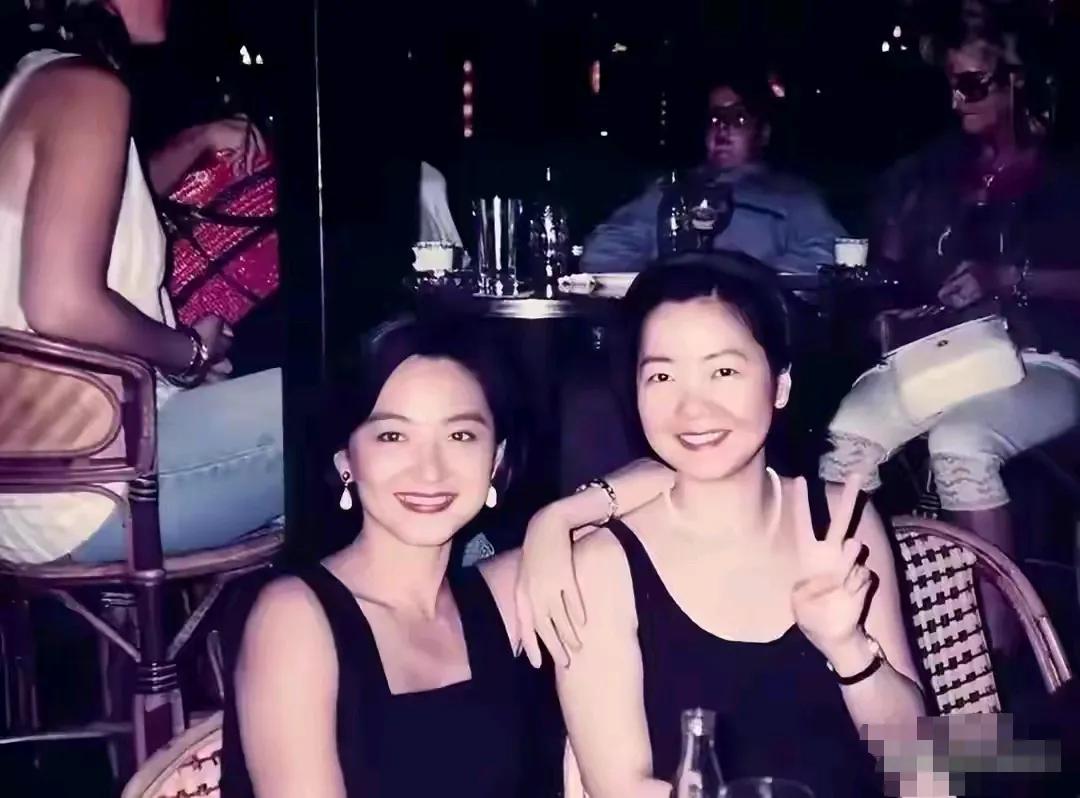 哈哈，原来林青霞还亲过邓丽君的脸颊，美女才女相互欣赏啊[呲牙笑]。