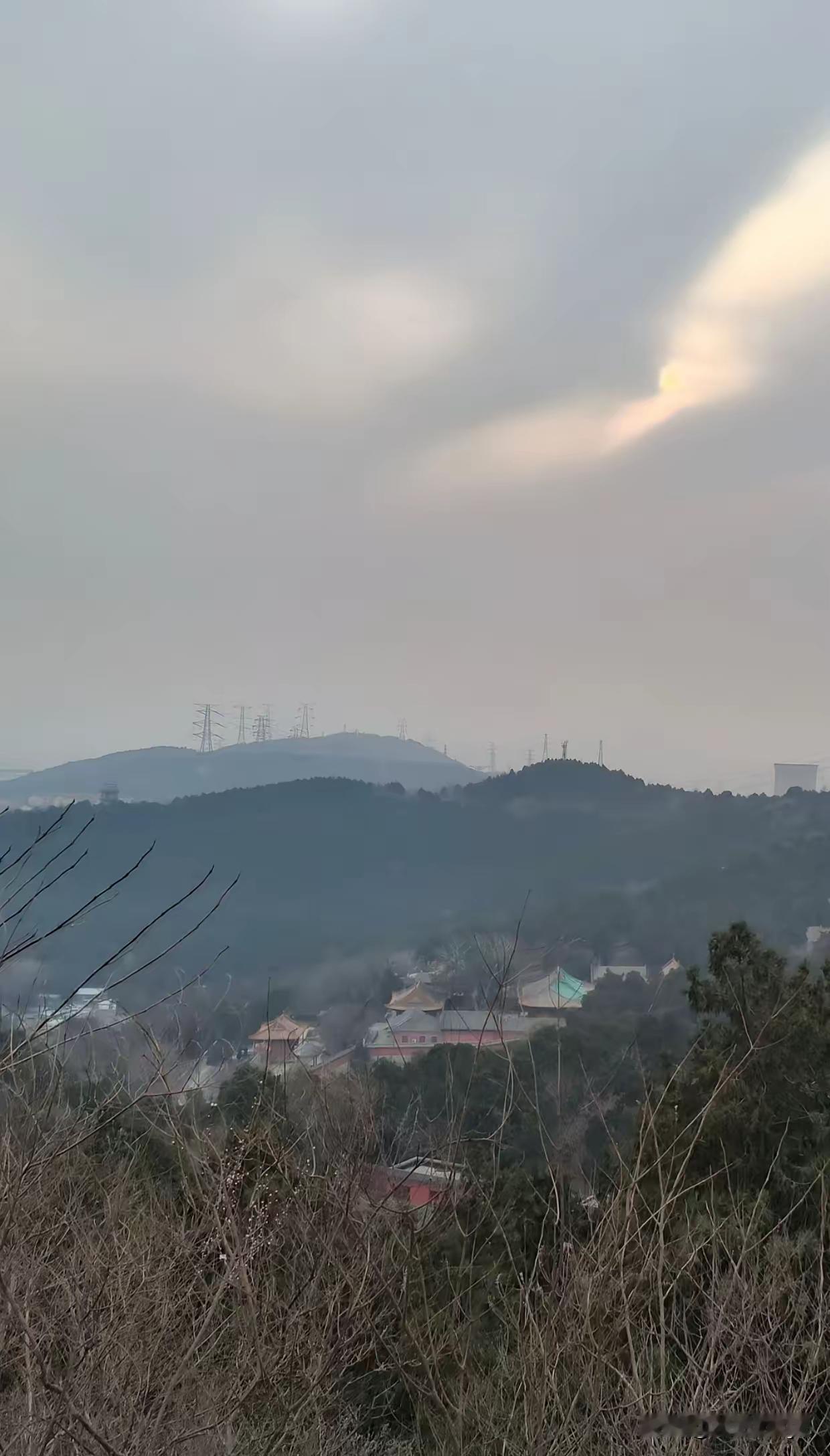 南北差异真的太大了。在山西，老人去世以后，好几代人都埋葬在一块坟地里，坟墓一