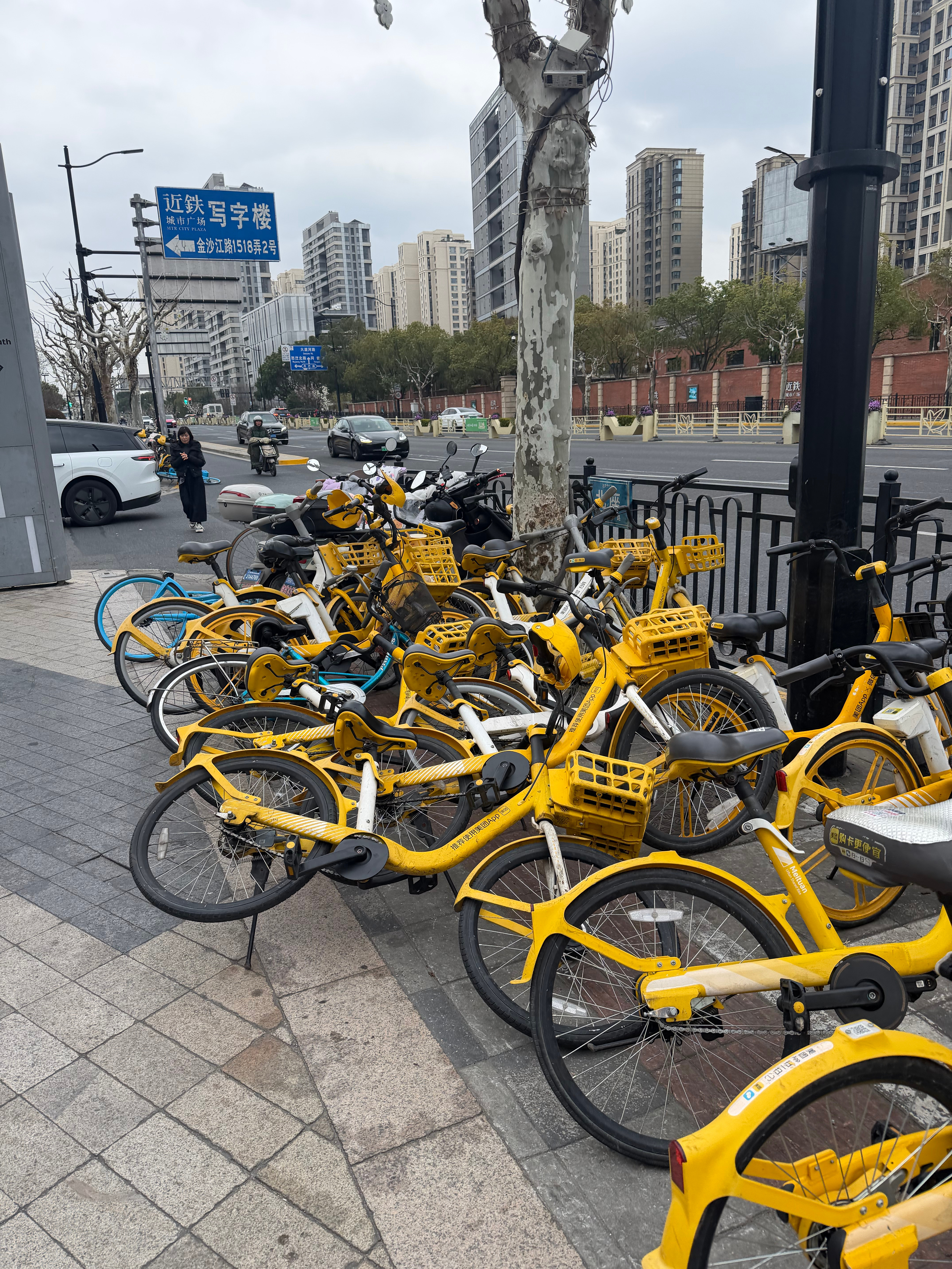 今天碰到淘宝闪购外卖小哥心情肯定不好，堵车开着改装大功率电瓶车（他们全都是）开出