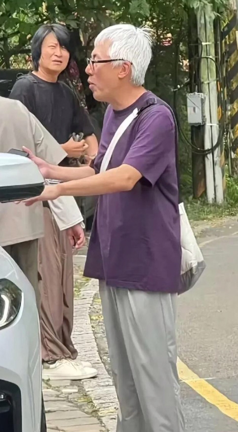 张宇现身台北街头，穿着简单，身体消瘦，头发白的像老奶奶，他才58岁，看起来像78