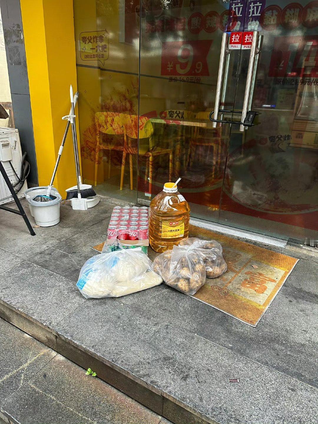 宁波的餐厅门口放着米面油为什么没人拿有网友私信问，早上路过一个小饭店门口，油，