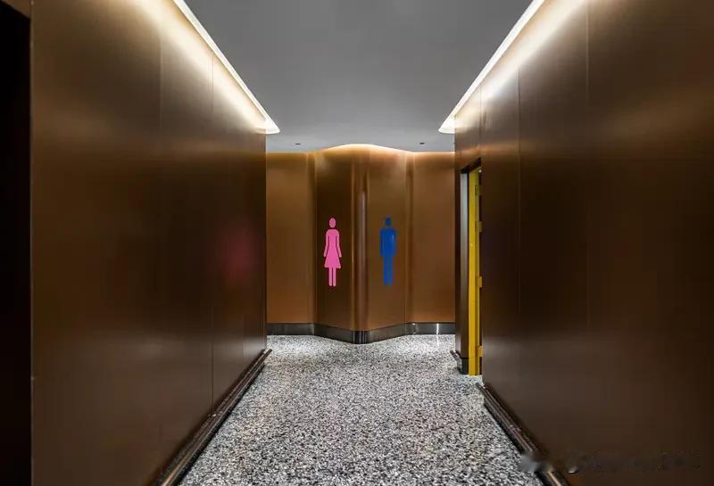 女子在餐厅女卫生间发现不当标语牌女子在餐厅女卫生间发现不当标语牌，这事儿想想都