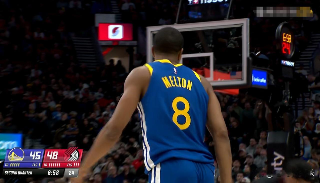 勇士大将梅尔顿真是太拉胯了！在今天进行的勇士和开拓者的比赛中，目前双方的上半场比