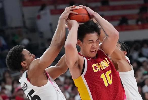 中国男篮这一场输得太惨了！赛后再回头看姚明三年前的那番话，才发现他当初担心的事，