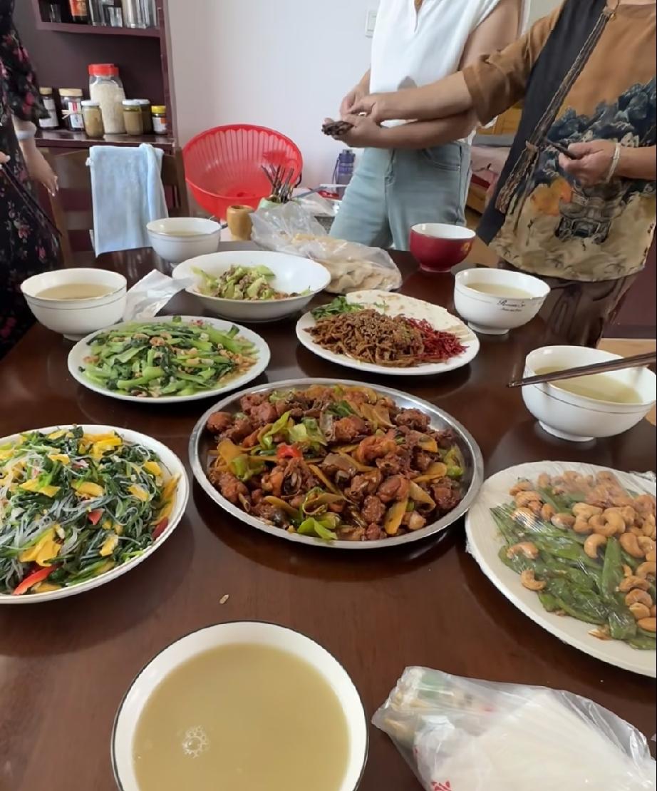 娘家，再也不是我的家了。今天带着孩子回娘家吃饭，哥嫂突然对我说，小妹，你看什