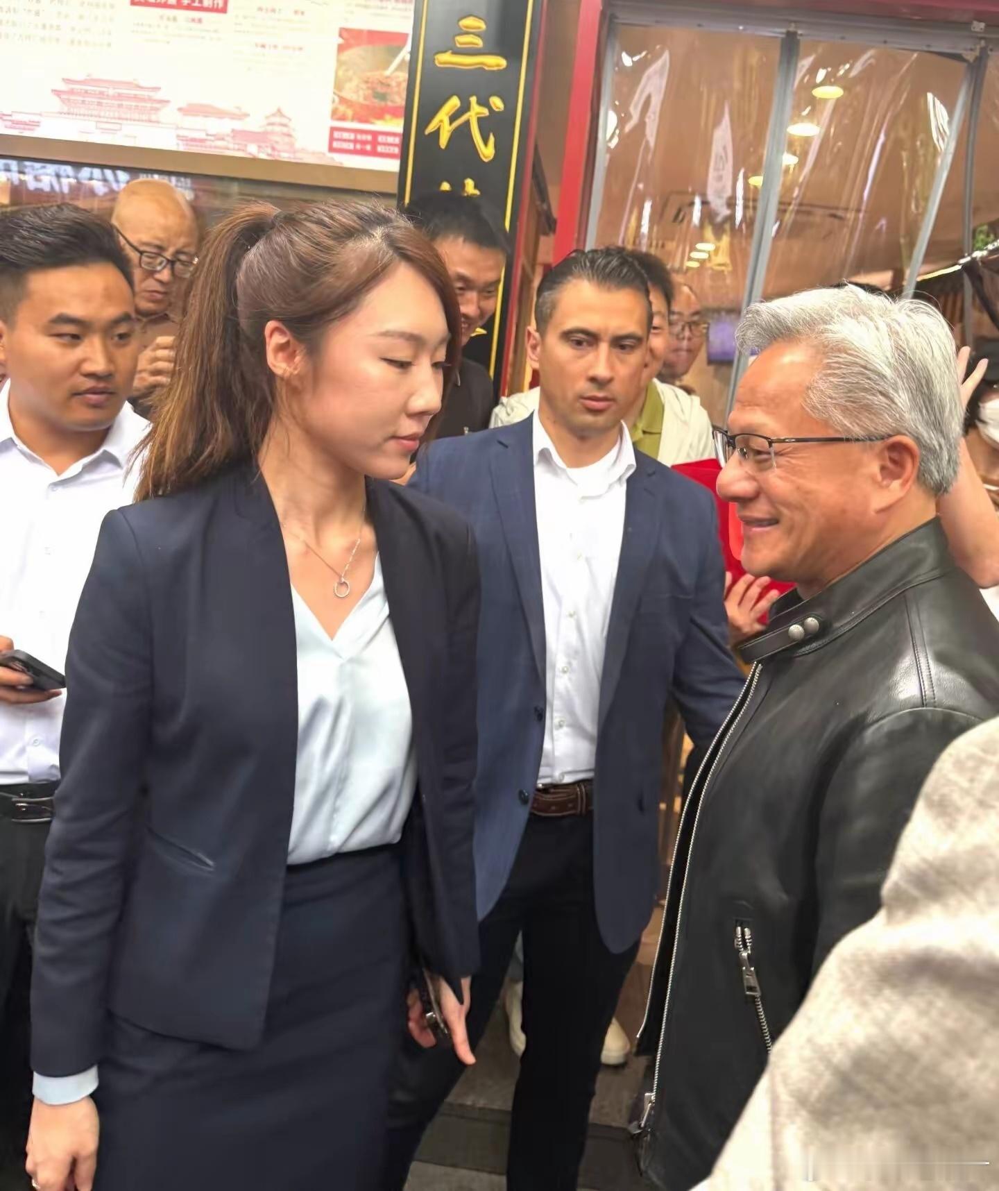 黄仁勋游北京，他的女助理王婷火了。据说是哈佛毕业，网传年薪125万美元。女孩虽然