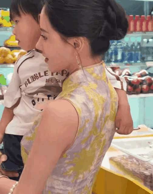 商场偶遇一少妇，带着儿子逛超市，身材窈窕，容貌娇好，生完孩子身材还保养的这么好，