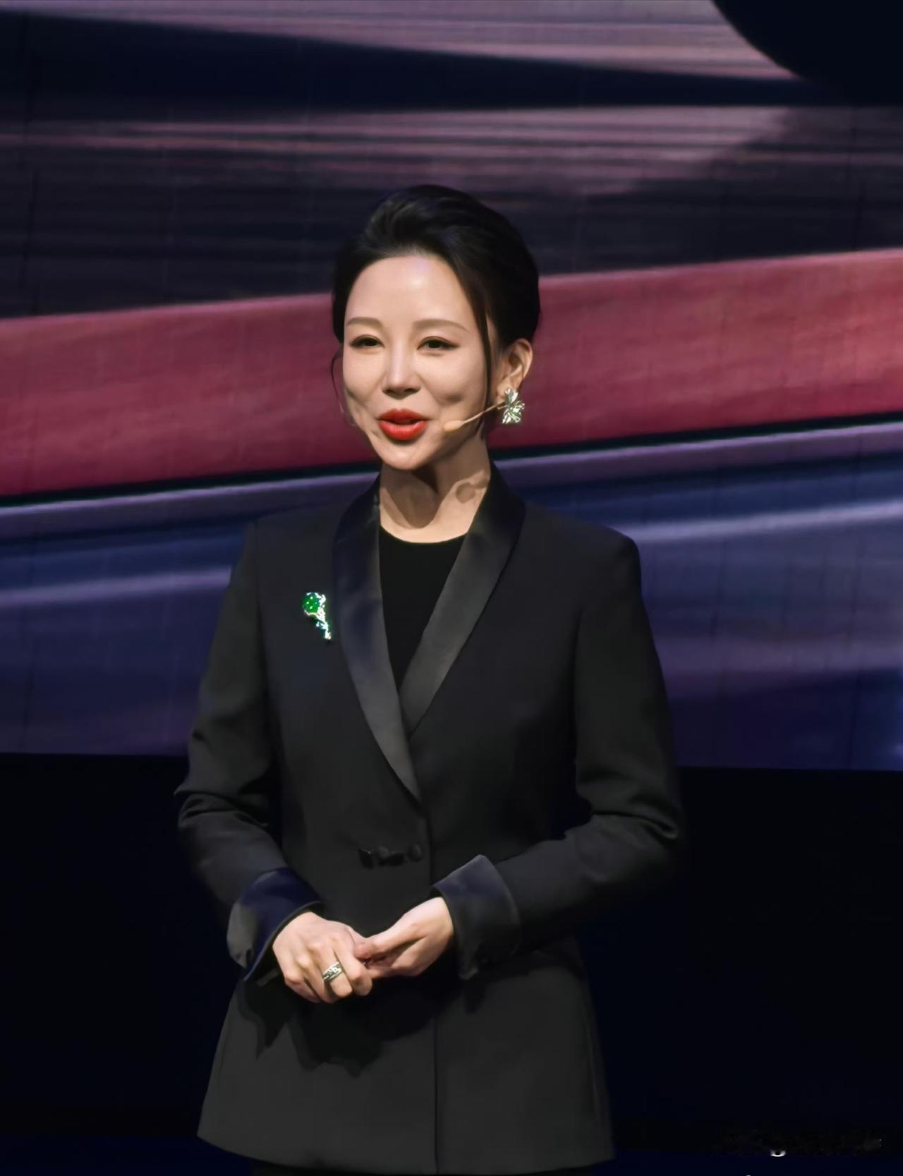 看看她现在的状态，你就知道她当年的巅峰颜值有多美了！不愧为台球天后啊。