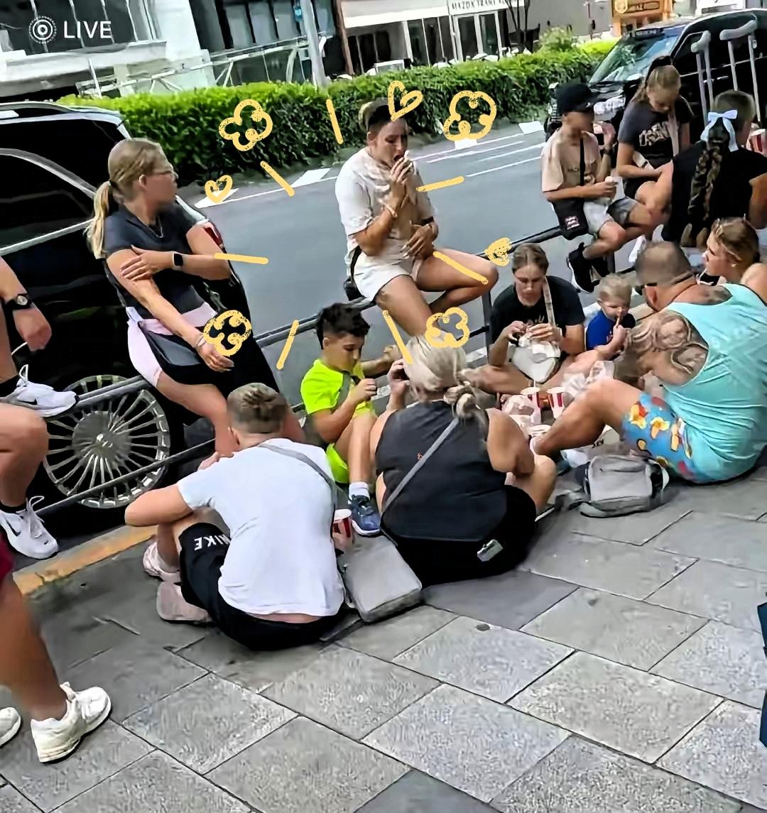 在香港，同样是坐在地上，结果却不一样。内地游客到香港走累了坐地上，就被某些香港