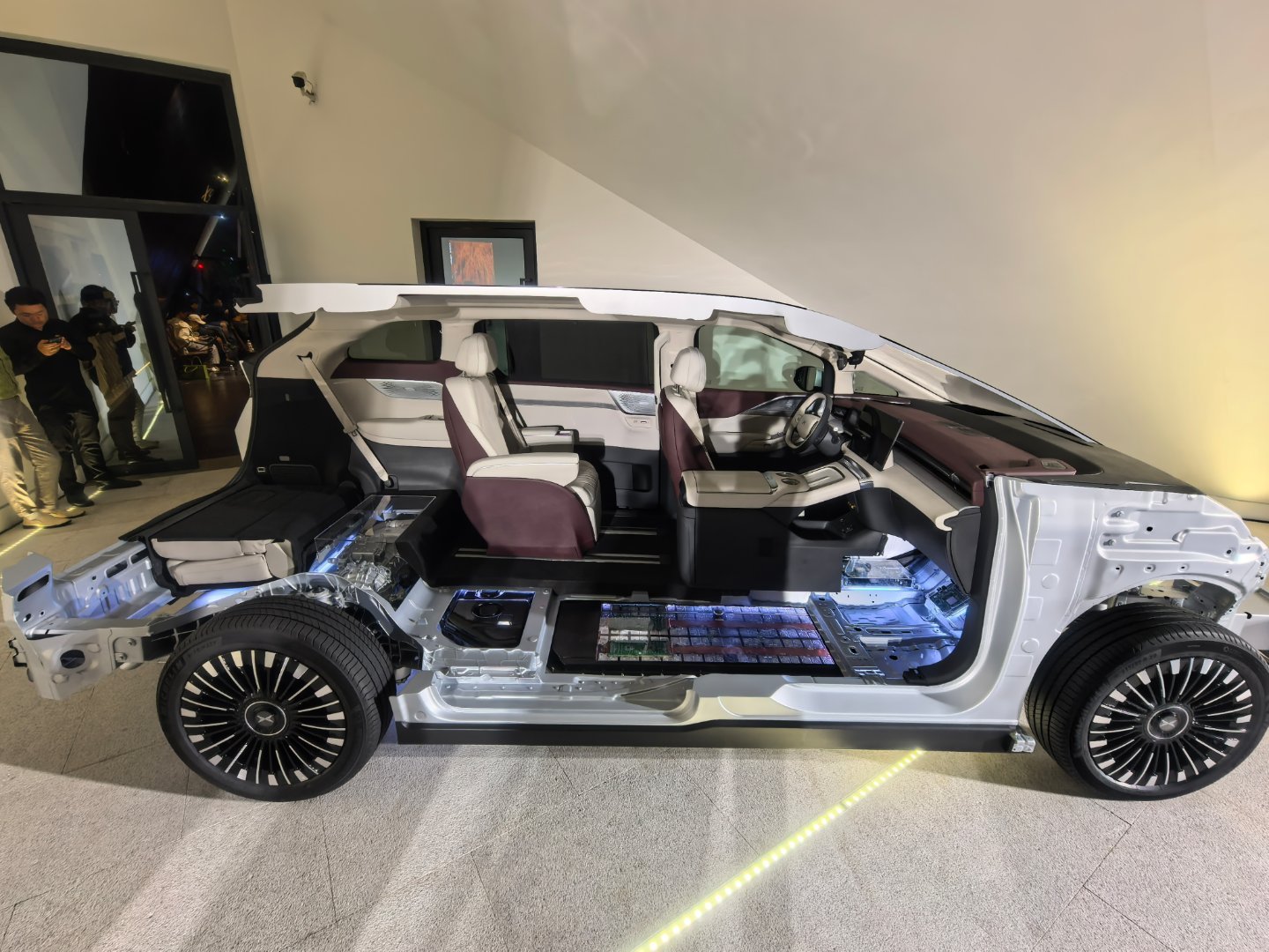 小鹏X9增程版结构图的一些细节！来自东安的增程器，结构上可以看到做了Y轴