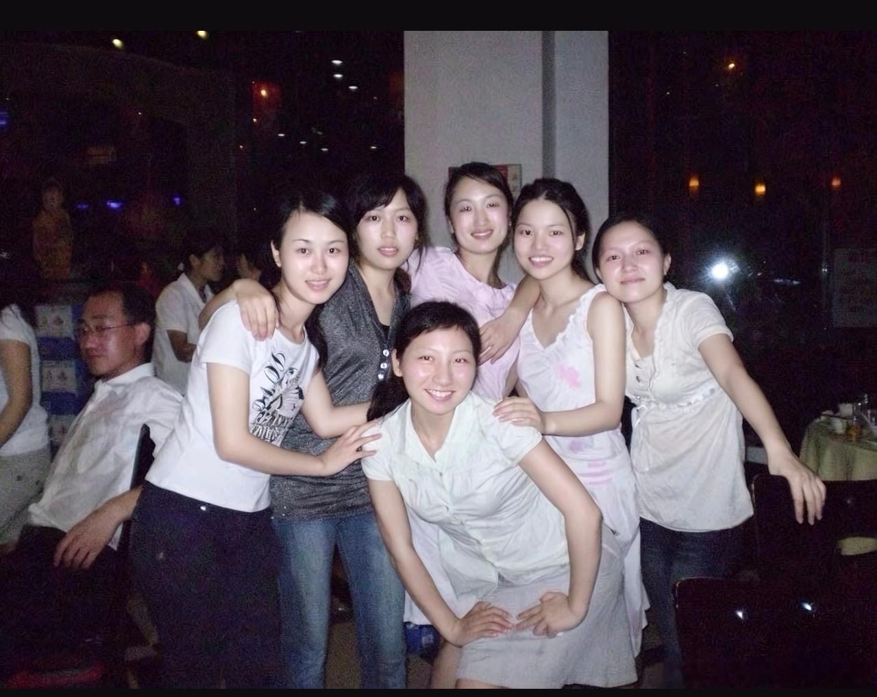 在网上找了一张图，这大概能够代表我们当年大学本科毕业的时候同学合照的样子。虽然我