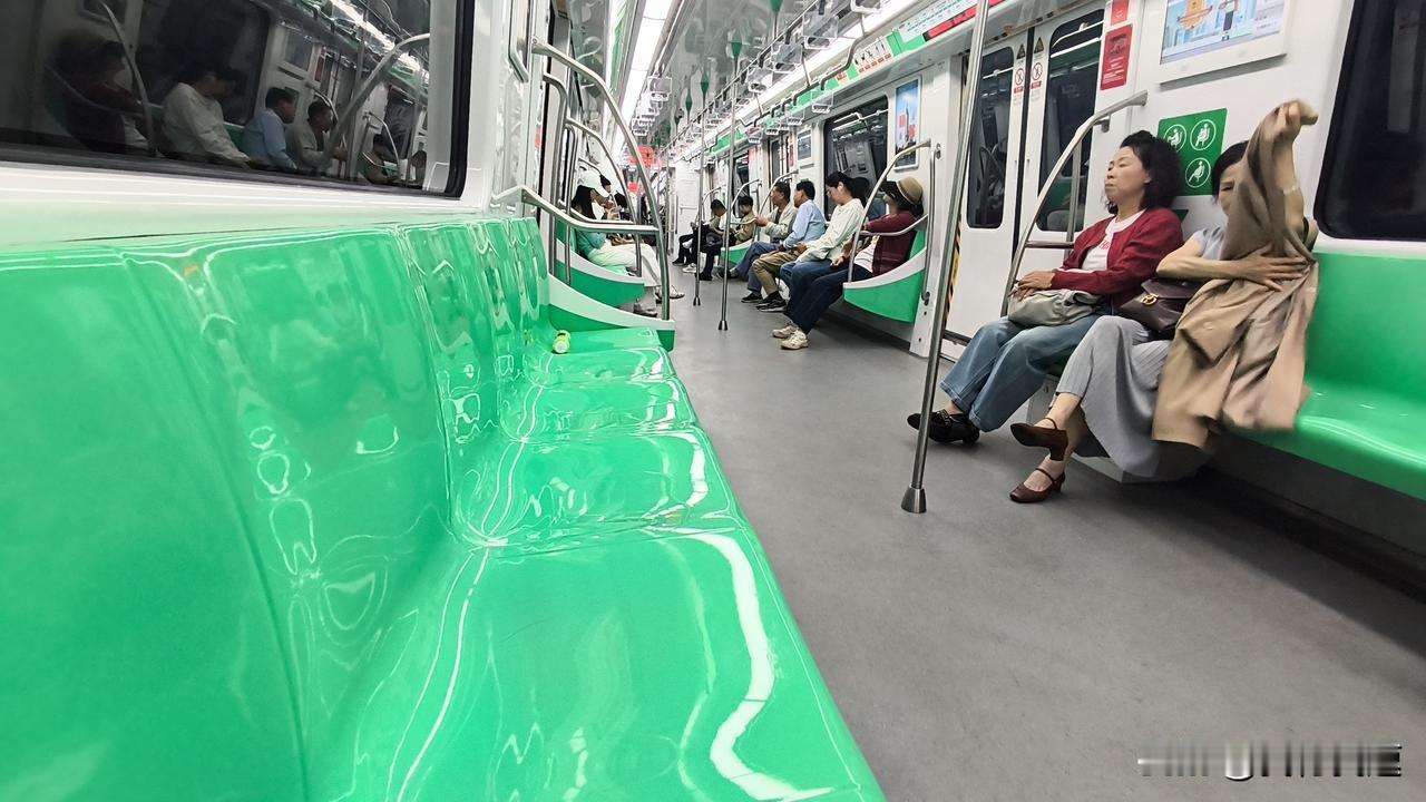 热热闹闹的南京地铁六号线，现在趋于稳定，相比开通初始人山人海，现在已经有空座位啦
