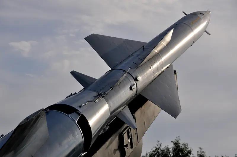 伊朗对以导弹攻击战术变化明显。3月5日晚，伊朗首次动用霍拉姆沙赫尔-4型重型