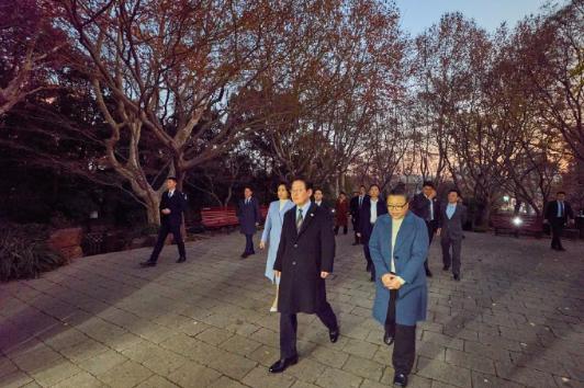 原来韩国夫人和李在明昨天还去了上海鲁迅公园！1月7日，李在明和夫人金惠景已经顺