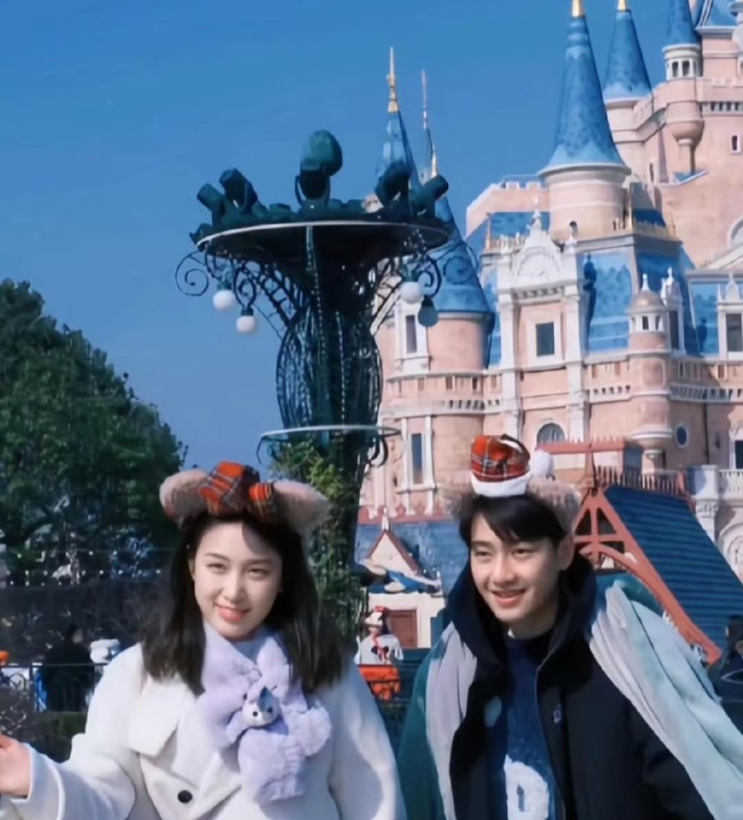 这俩平时看着完全是两个圈子的人。一个在羽毛球馆挥拍厮杀，专注双打赛场的默契配