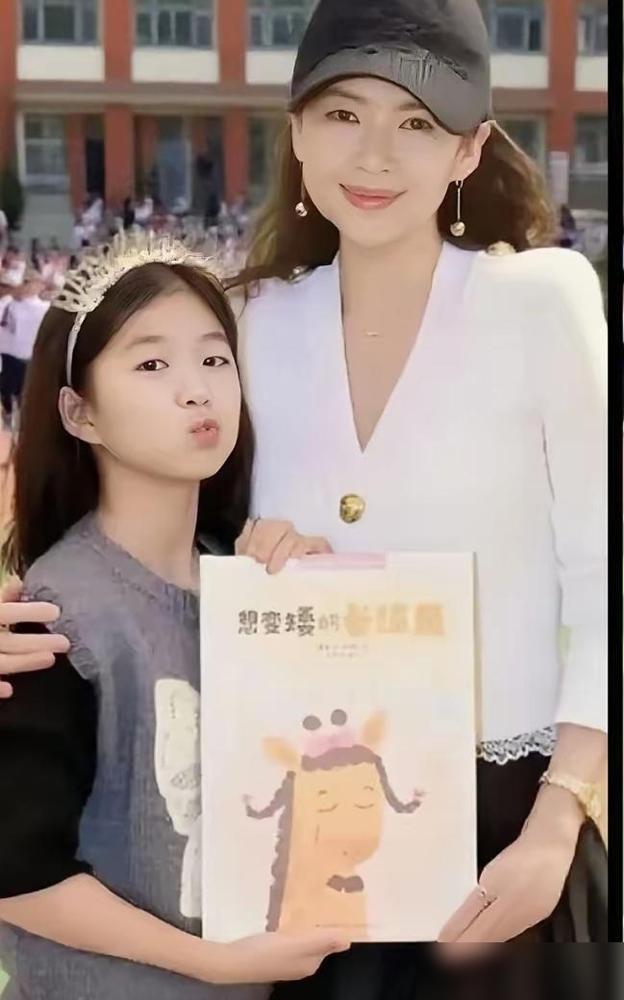 基因真的是玄学啊。刚看到章子怡女儿照片，长大之后脸也长开了，还看着有点高级。