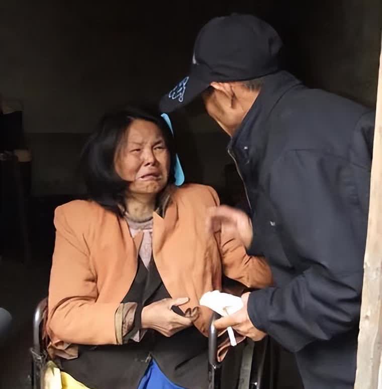 2001年，山东一49岁三轮车夫，在路边发现了一位浑身是伤的女子，对方因为高位截