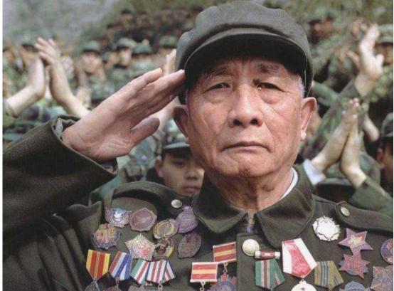 1998年，老兵张国富被查出患有肺癌，但是因为家里贫穷，根本拿不出医药费。张国富