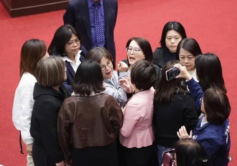 结果出炉，三项“公投”提议仅剩下一项通过！今天（8月28日），选务单位就立院