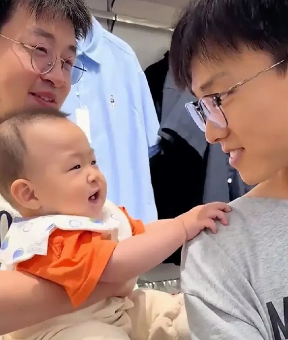 6月3日，上海的宝爸带宝宝，他抱着宝宝到服装店去找宝妈。看见宝宝的舅舅在店里，就