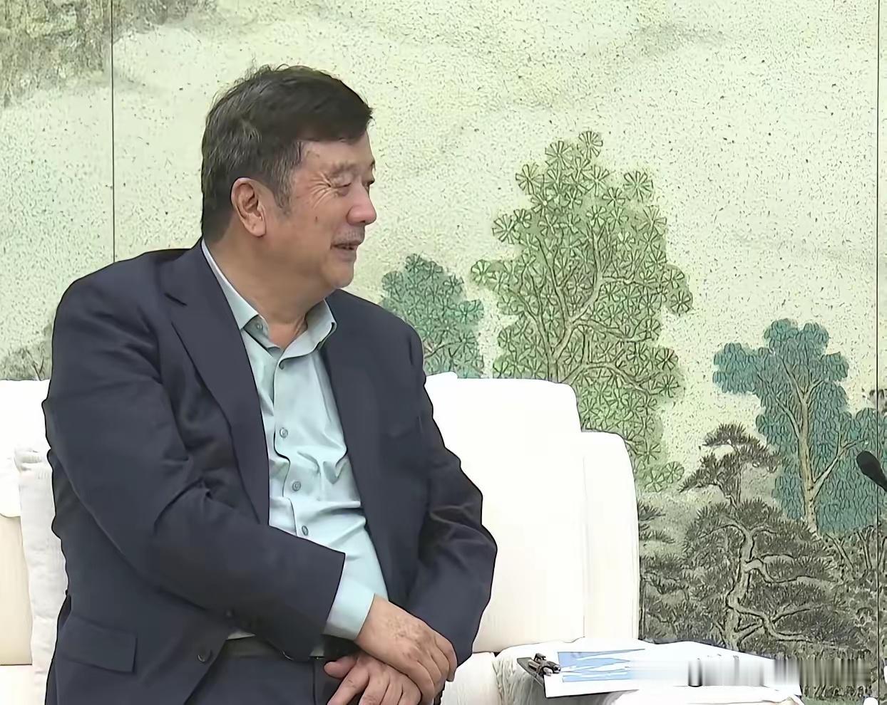 任正非的亲弟弟——任树录，现任华为常务监事、首席后勤官，主管华为基建、园区建设、