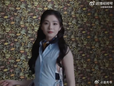 刘浩存回头这一幕好美当刘浩存轻轻回眸，那画面美得如同诗篇。她眼神里的光，如同燃