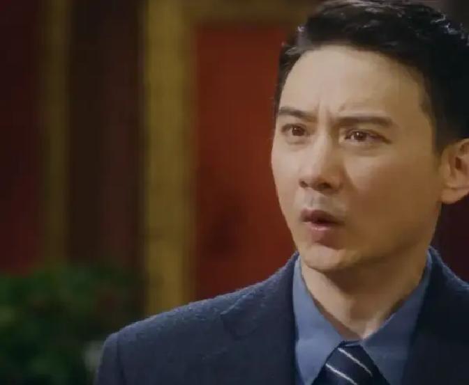 《风与潮》里那个出场没几次的崔先生，弹幕天天刷他原型是崔殿明。我补完剧再翻资料