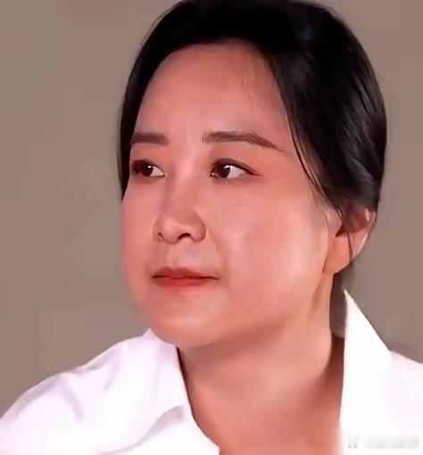 贾玲最近干了件“傻事”。两部电影票房快90亿，她本可以躺着数钱，上上综艺，继续当