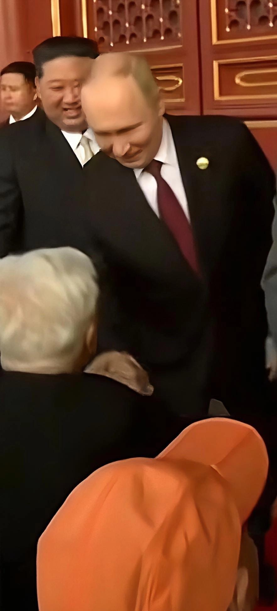 感动到我了！抗战老兵坐着，然后各国领导人俯身来一一握手，普京、金正恩，都是俯身
