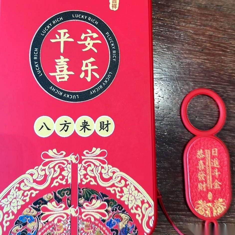 “你这手机壳，绿的啊？”旁边姐妹码着牌，头都没抬。就这一句话，我摸牌的手停在半