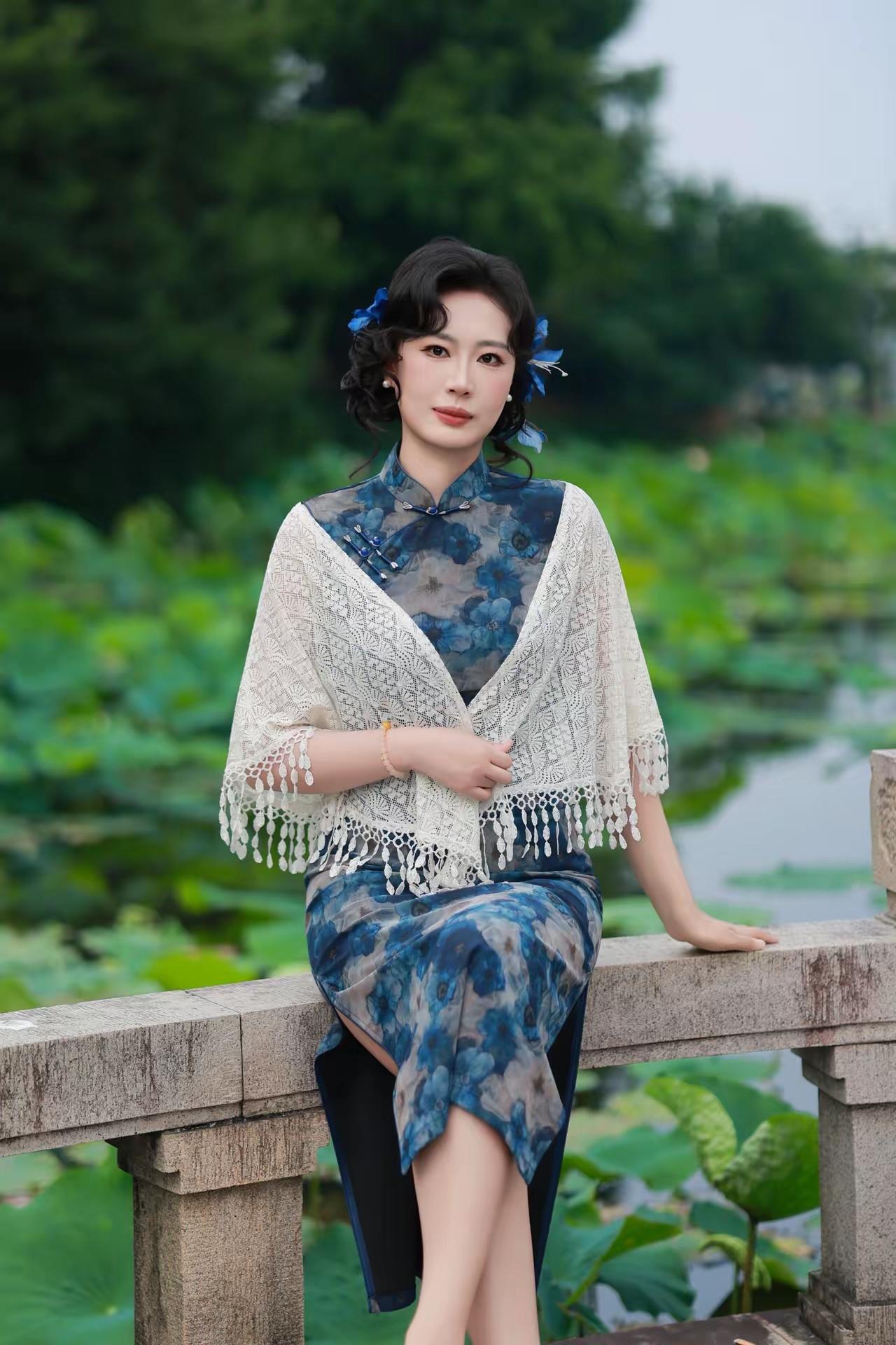 披巾带给旗袍的艳配和华贵。中国旗袍的审美地位在当今世界举世无双。在旗袍的服饰搭