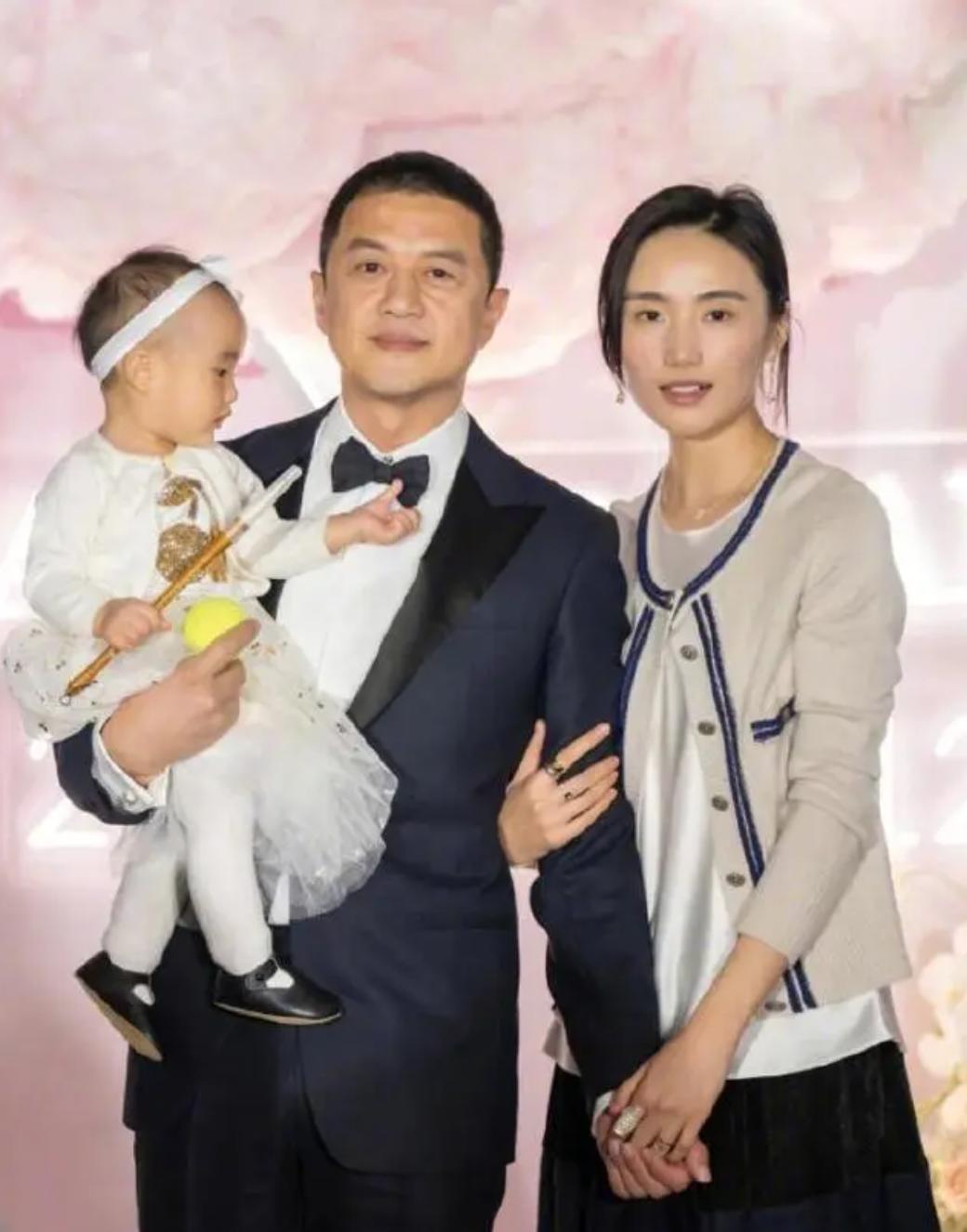 10月14日，李亚鹏与比其小19岁的妻子海哈金喜官宣离婚。今年5月，海哈金喜拍视