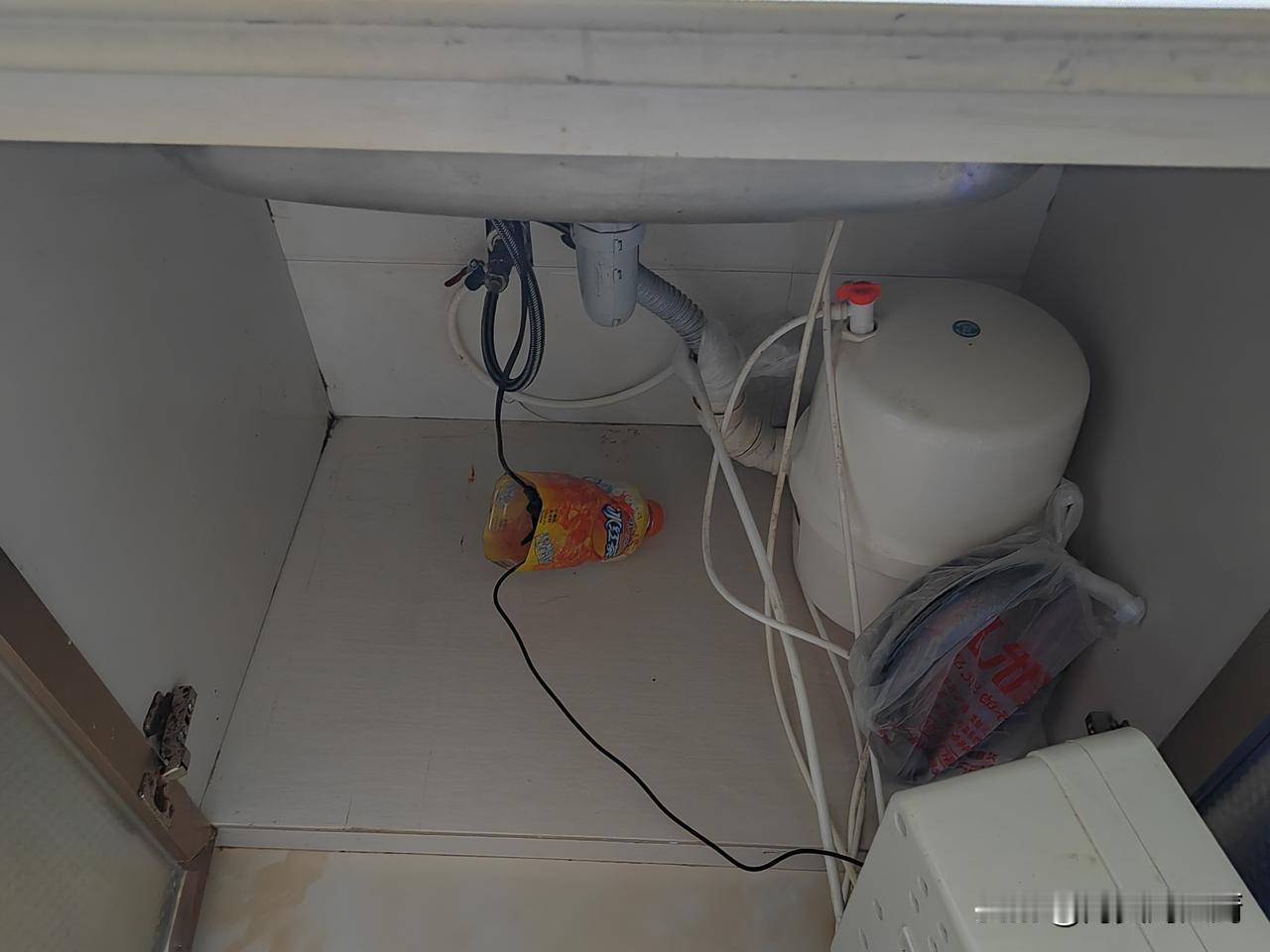 这几天一直在治疗颈椎，医生说让我扔掉手机，治疗期间不能再看手机了，其实我的颈椎病