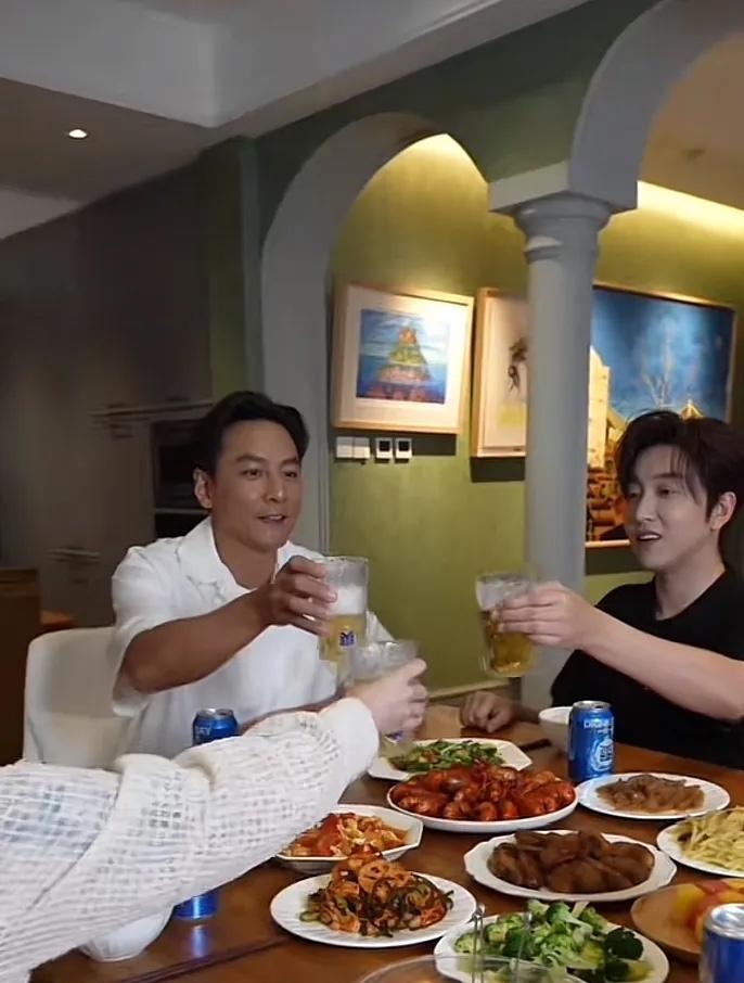 吴彦祖聚餐，喝的是什么啤酒啊！怎么都没有见到过