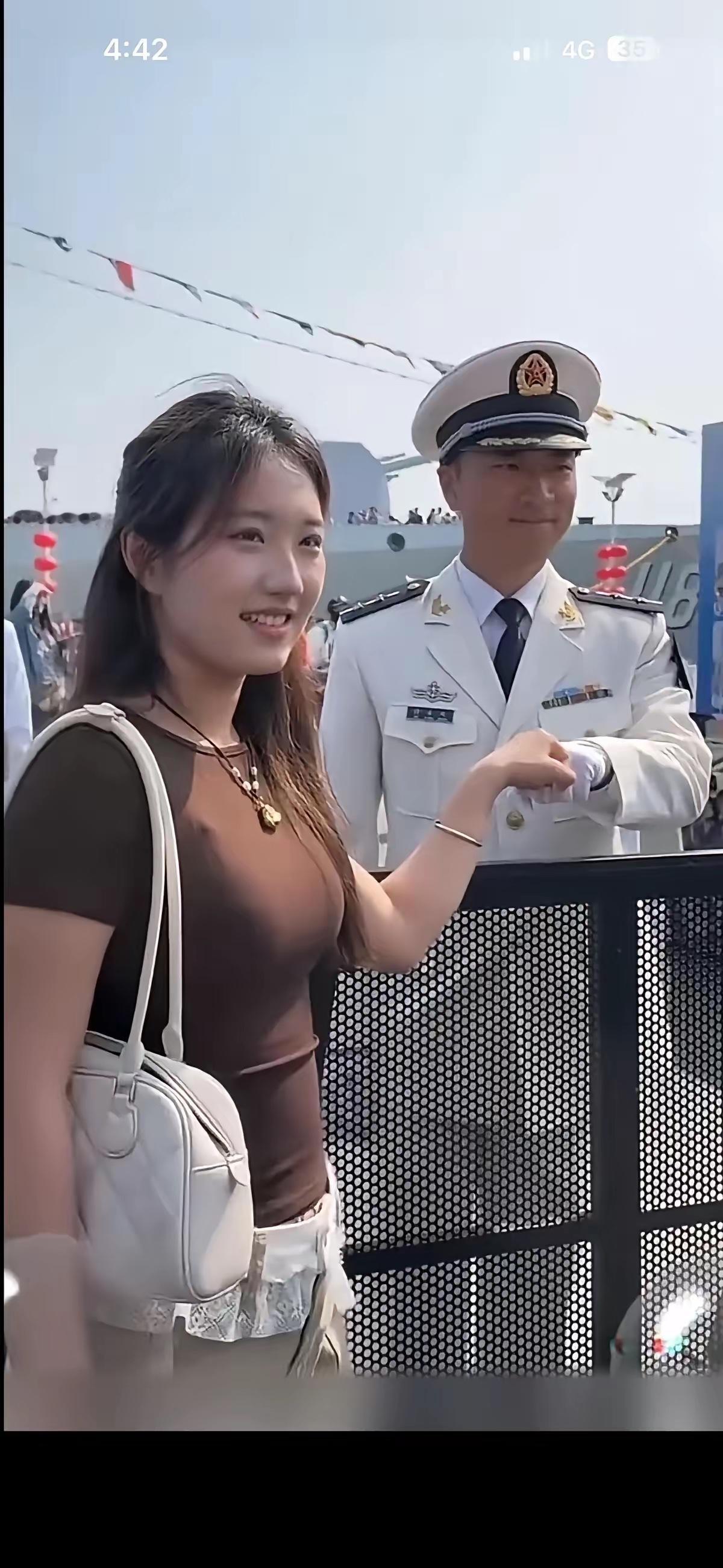 军舰开放日，一个姑娘跟军人合了个影，视频传疯了。底下全是“在一起”“嫁给他”“