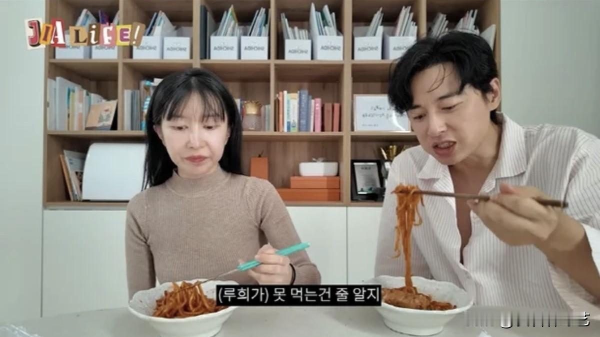 近日，演员李智勋在YouTube频道更新了一段视频，主题为“一岁小露熙的辣味挑战