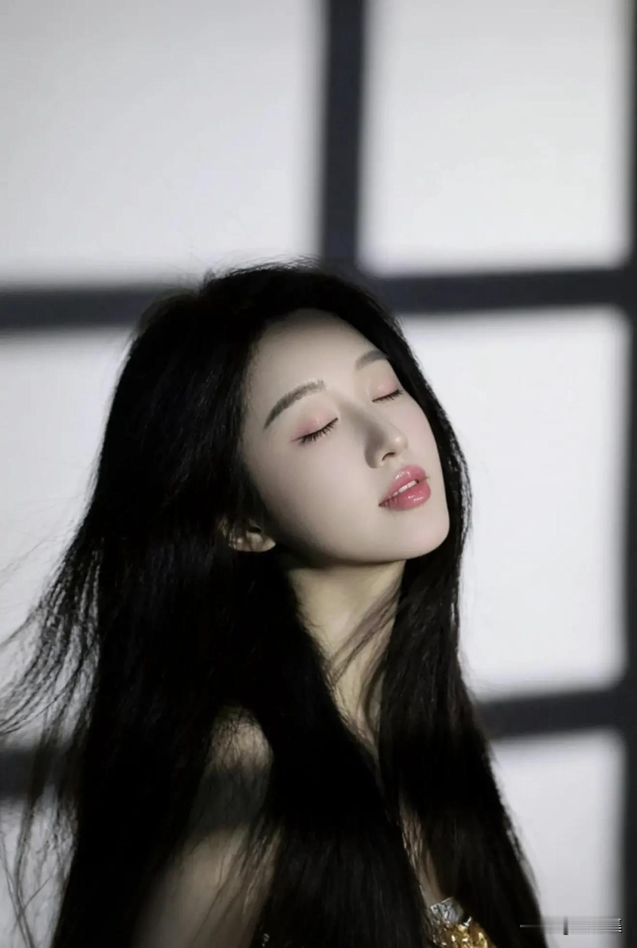 闭眼沉思的少女，黑发飘逸，优雅动人。