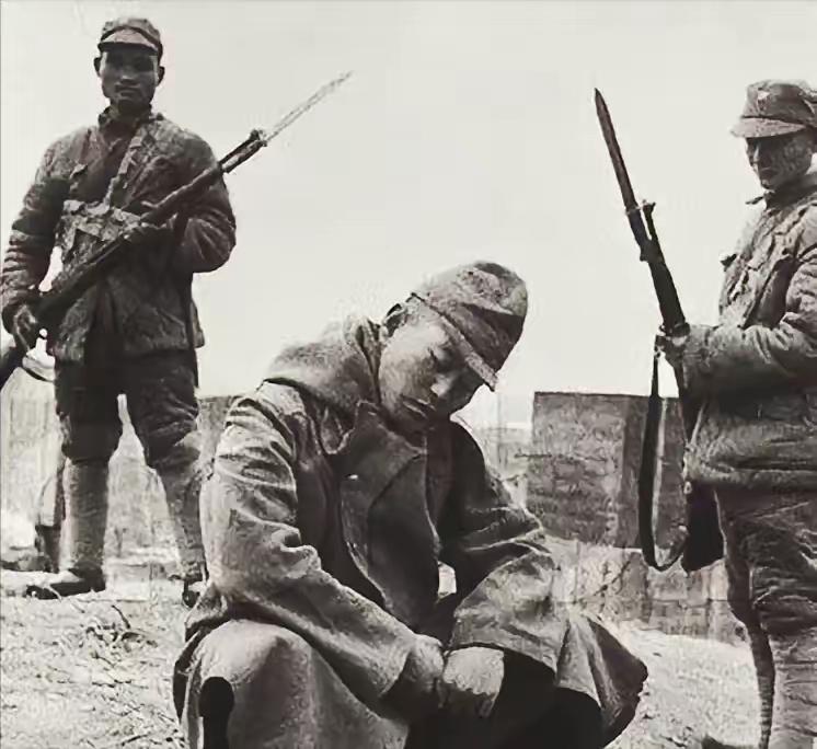 抗战中，八路军活捉了日军中佐，刘伯承大喜过望，忙说要奖励这个战士，可当听说俘虏是