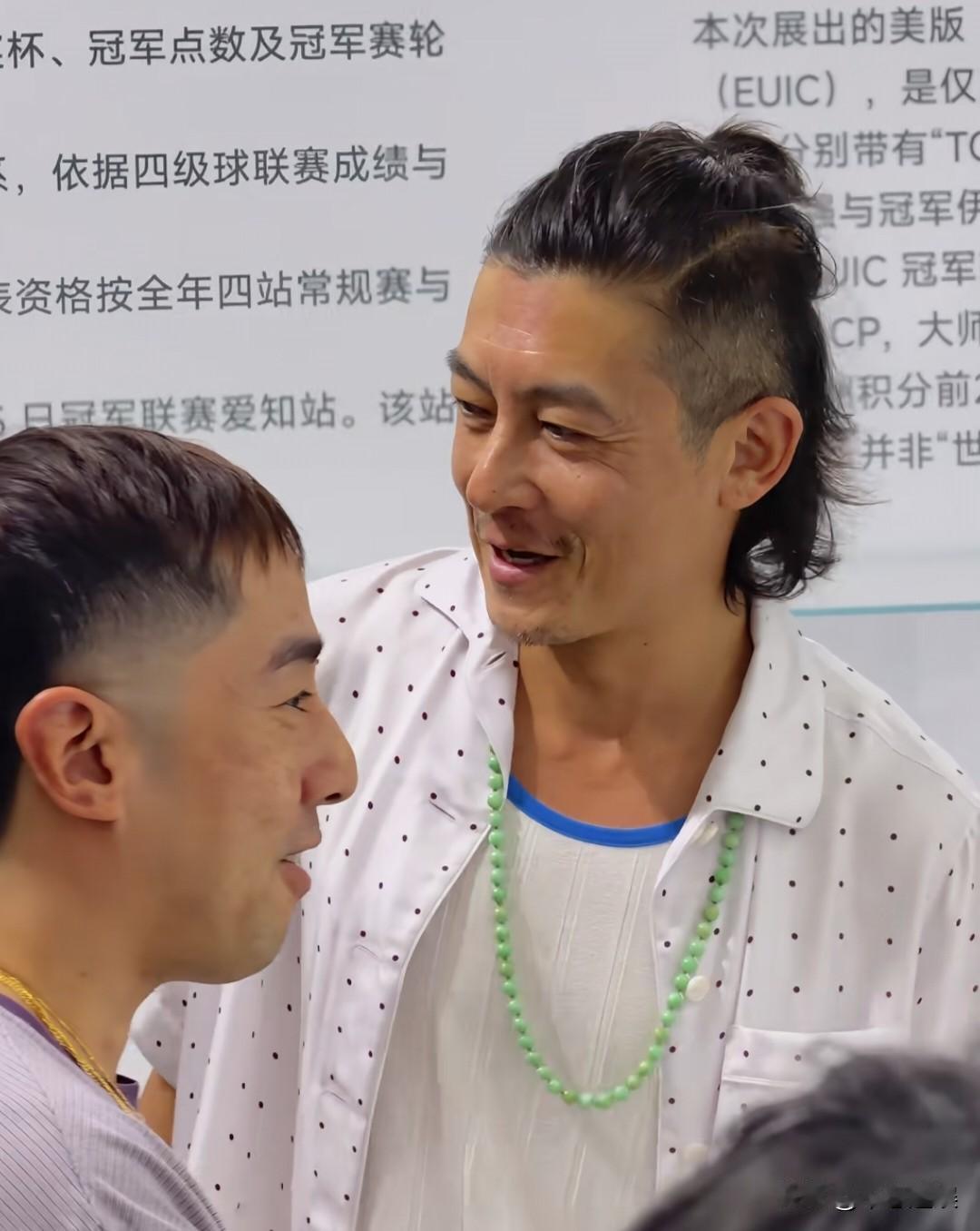 陈冠希，引发热议。8月22日晚，陈冠希连夜冲上热搜，网友沸腾了：这是准备复出