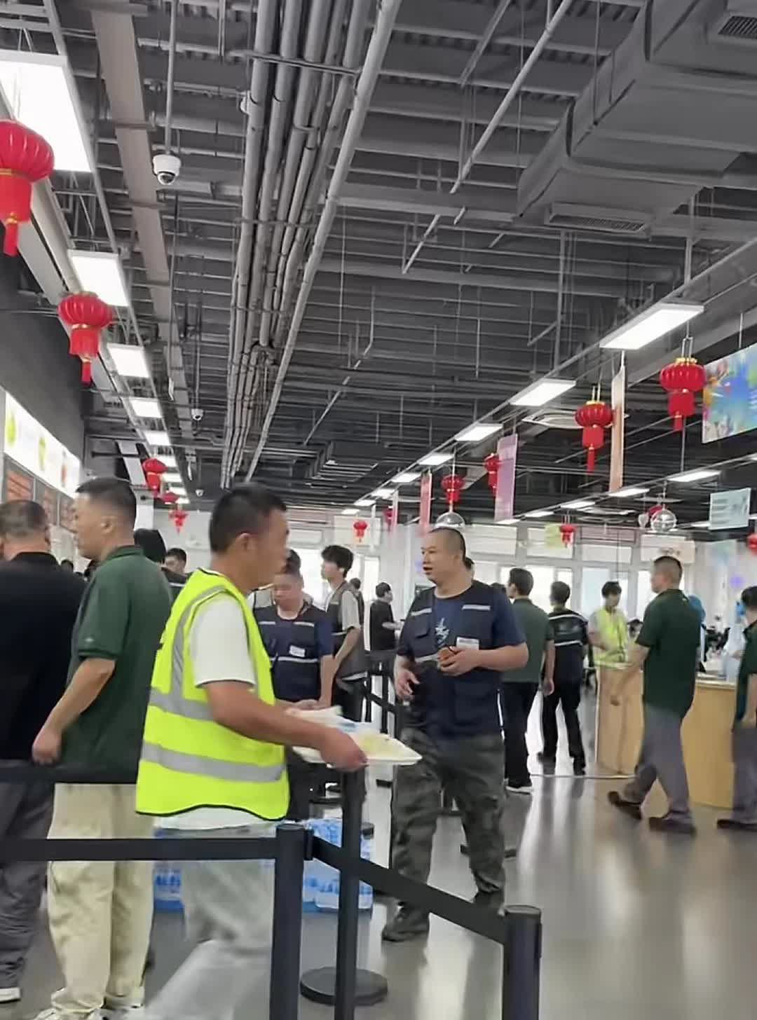 理想员工爆料理想L系列部分产线放假！特别是6月、7月以来，理想L系列的销量在