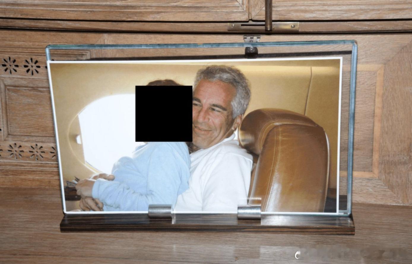 【黄金时代】更多爱泼斯坦与年轻女孩的私密照出炉美国和欧洲当代史川普主义研究热点现