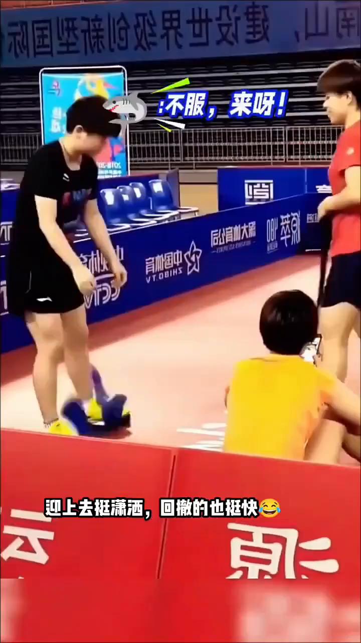 迎上去挺潇洒，回撤的也挺快。准备抢胳膊，莎莎明知打不过，还欠欠的凑过去，又被逮回