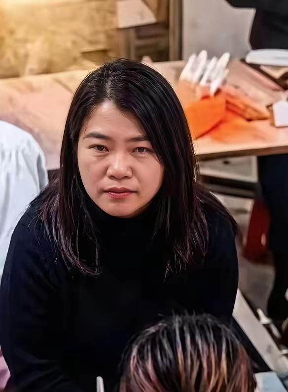 泼汤女一共往穿白色羽绒服女的帽子里倒了4勺汤，吃几口再倒一勺，以为自己做的天衣无