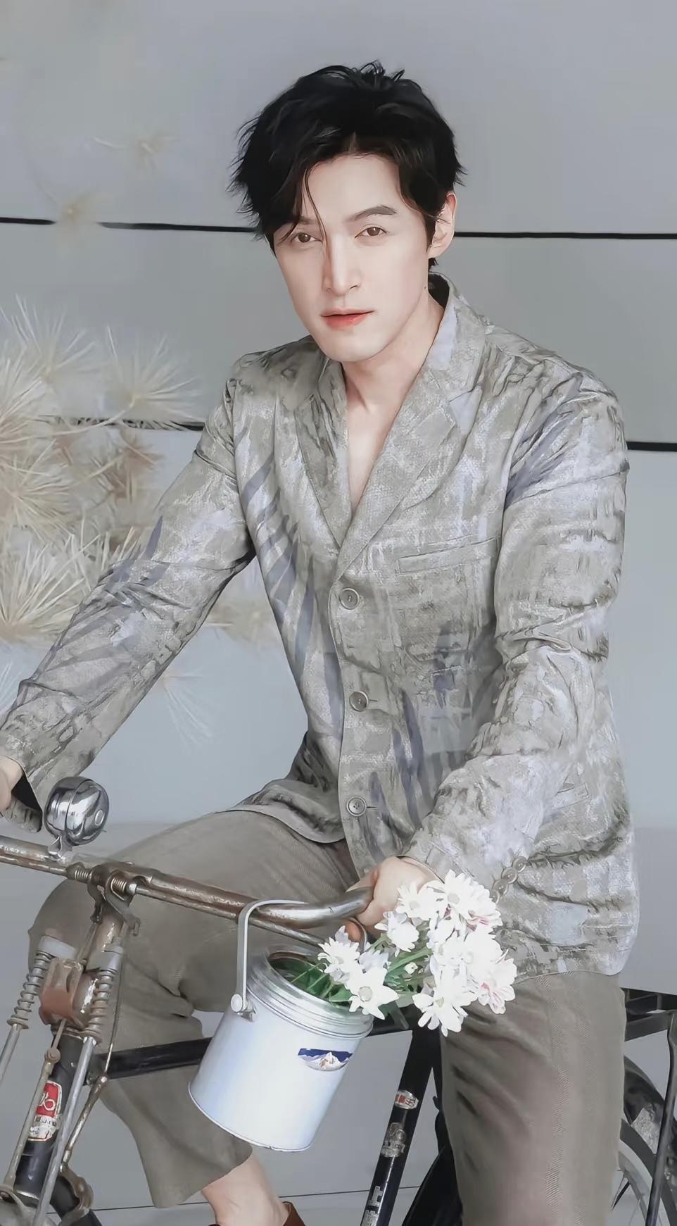 胡歌主演电影路演，有粉丝准备了全运会吉祥物作为礼物，主持人说：“我们现场不收礼物