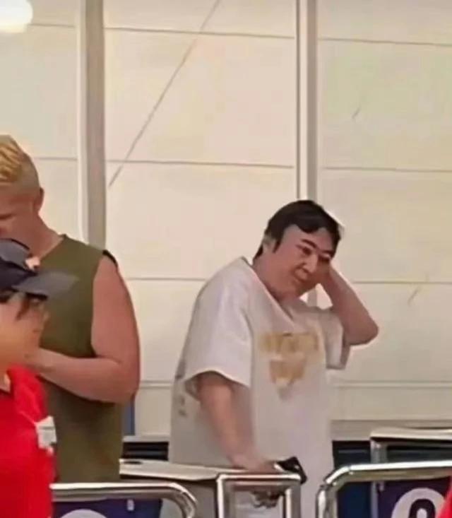 在网上刷到这两张照片，这不会真是他吧？怎么胖成这样了？