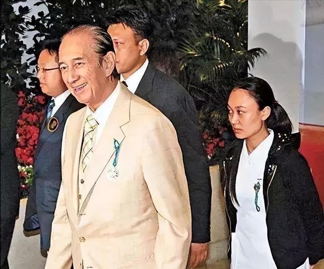 2007年，85岁的赌王中风入院，貌不惊人的小护士邓咏诗，愿给赌王擦身体。结果没