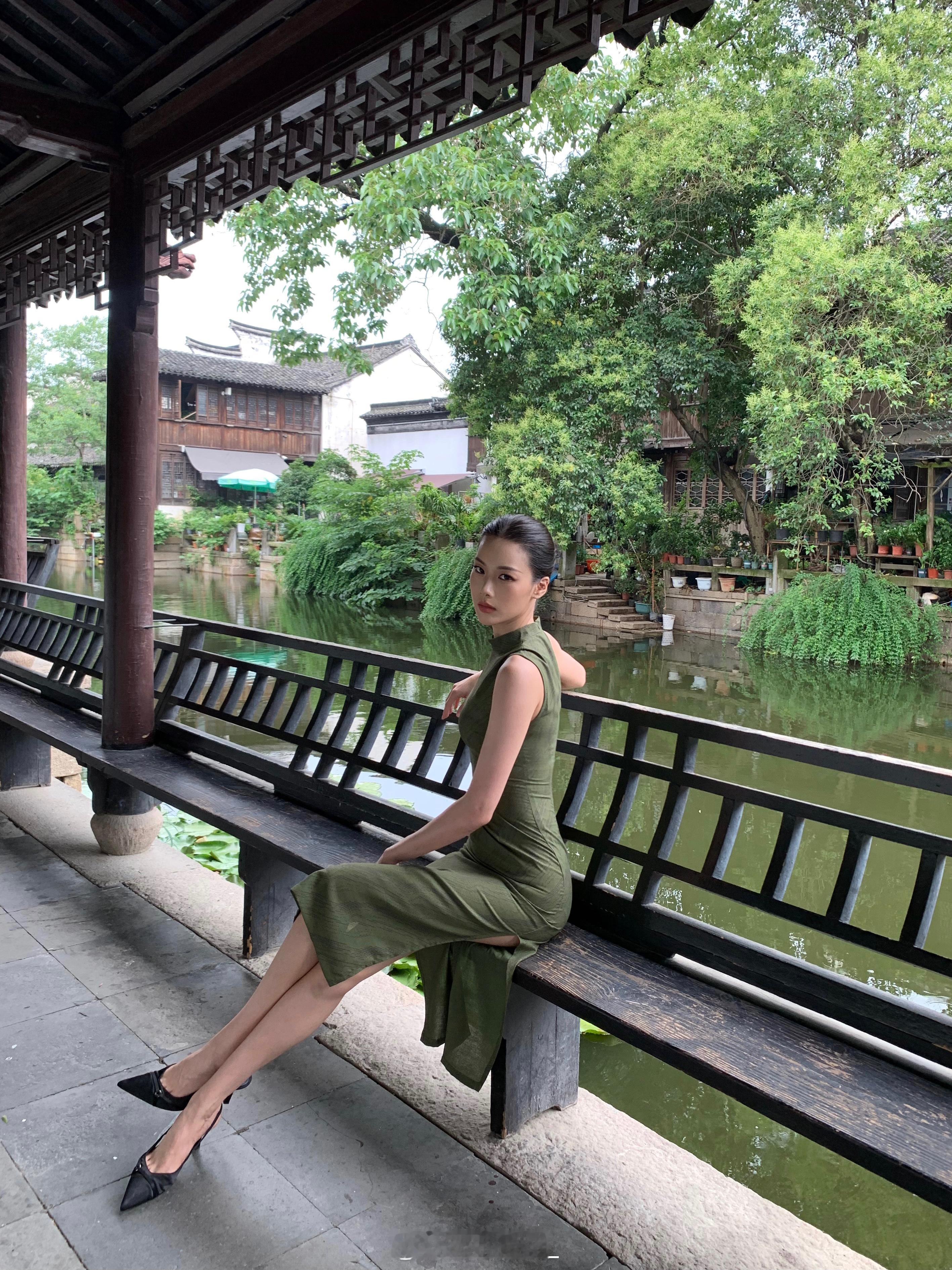 素色旗袍的美！阴雨天逛了古镇买到了合身的旗袍喜欢这种素素的花色随手拍都很有
