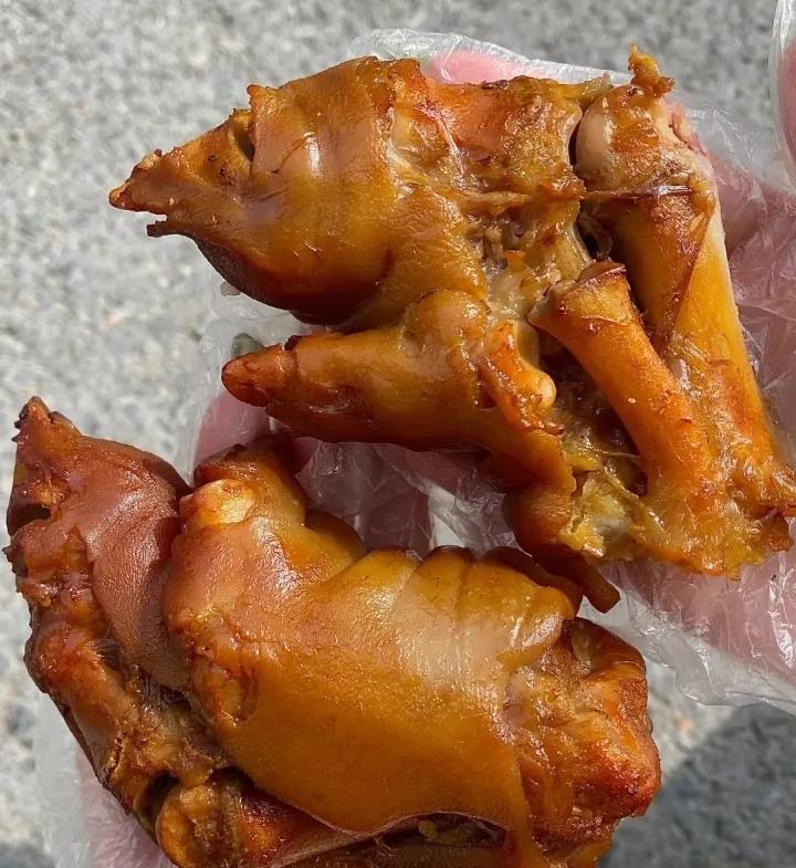 我弟每月挣15000，我每月挣5000，我弟回家说不知道买点啥，问我妈想吃啥他去