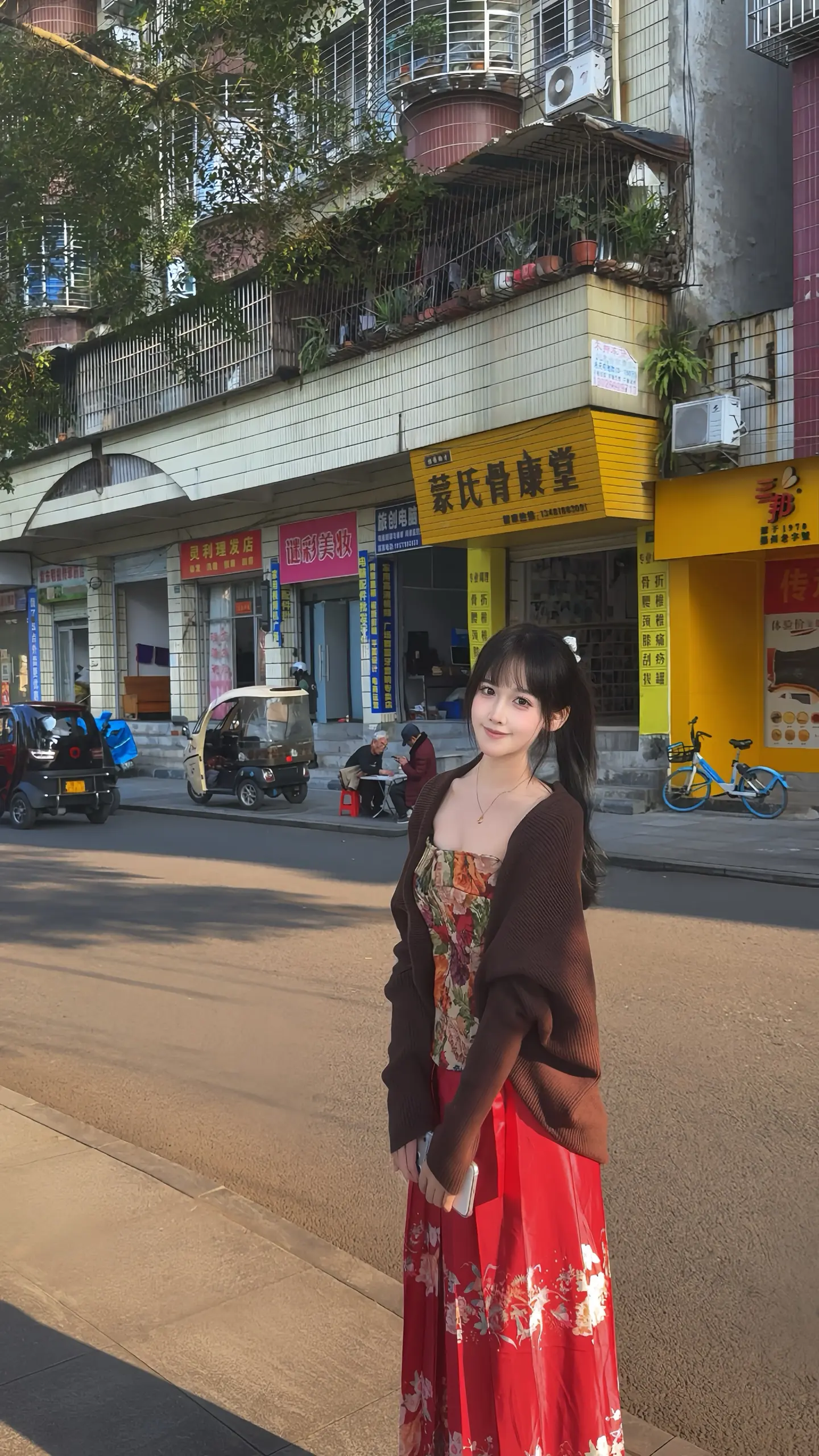 为什么女孩子为了拍照可以穿着洞洞鞋又拎着高跟鞋骑着电车到处跑